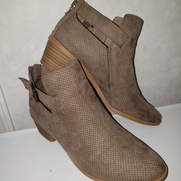 Booties by DV - Picture 5 of 7